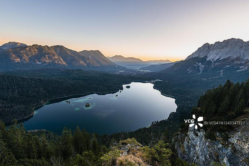 德国上巴伐利亚艾布湖和楚格峰日出图片素材