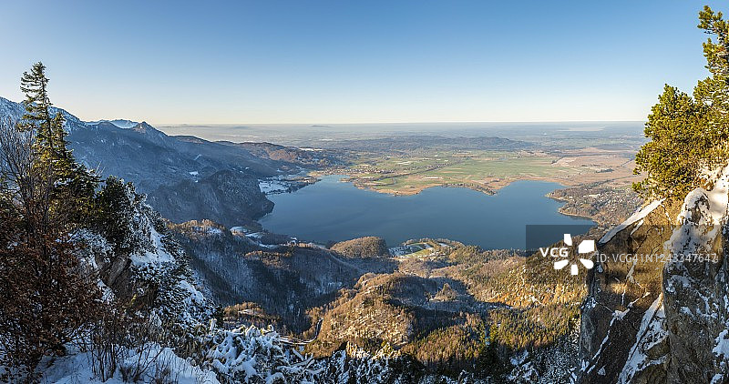 冬季科chel湖全景：上巴伐利亚阿尔卑斯山麓，德国图片素材