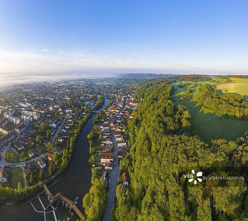 沃尔夫拉茨豪森，拥有洛伊萨赫河和山地森林的老城区，托尔策地区，无人机拍摄，上巴伐利亚，巴伐利亚，德国图片素材