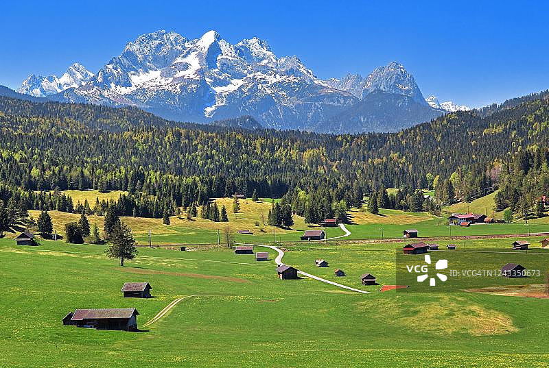 德国巴伐利亚韦尔登费尔瑟兰克吕恩韦特施泰因山脉楚格峰的春季景观图片素材