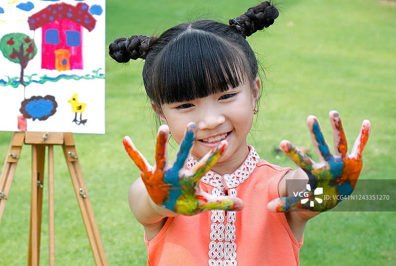 小女孩展示彩绘手掌图片素材