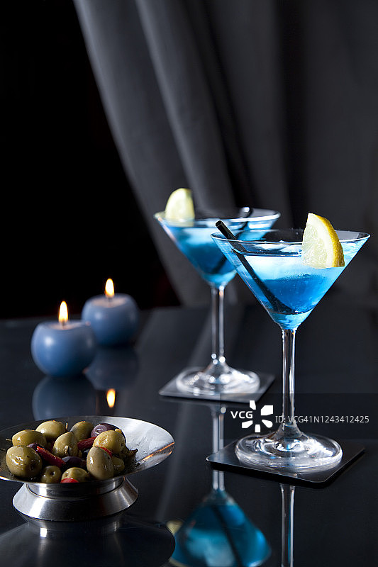 蓝色爱丽榭鸡尾酒，巴黎，法国图片素材