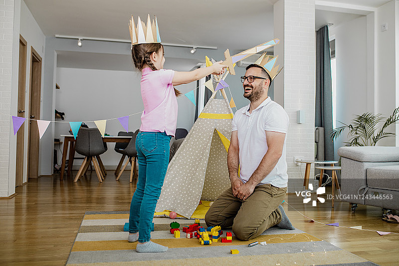 父女在客厅里玩耍图片素材