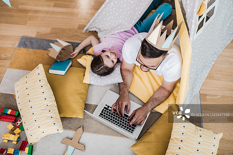 父女在家使用笔记本电脑图片素材