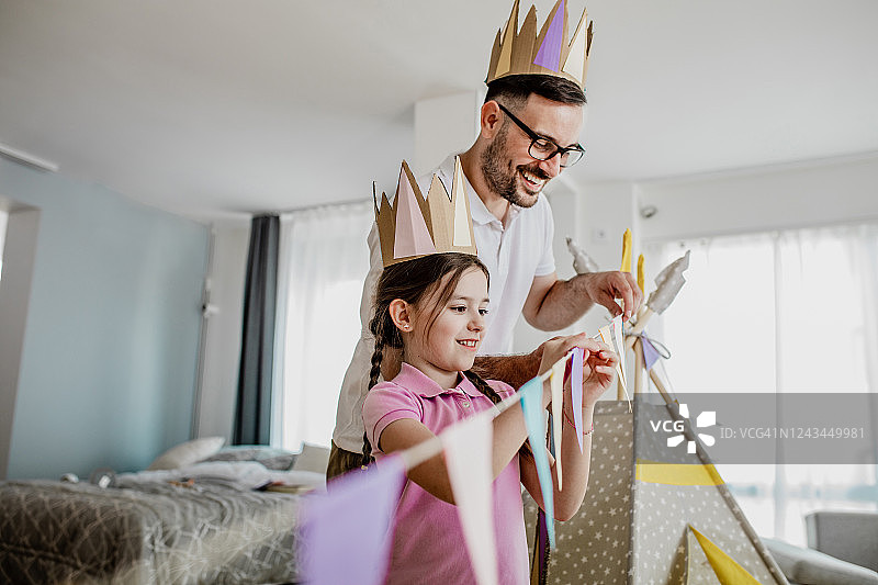 父女在客厅里玩耍和搭建帐篷图片素材