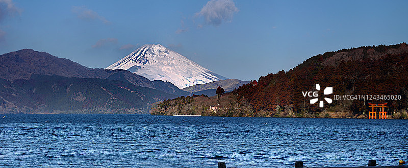 日出时分的芦之湖与富士山图片素材