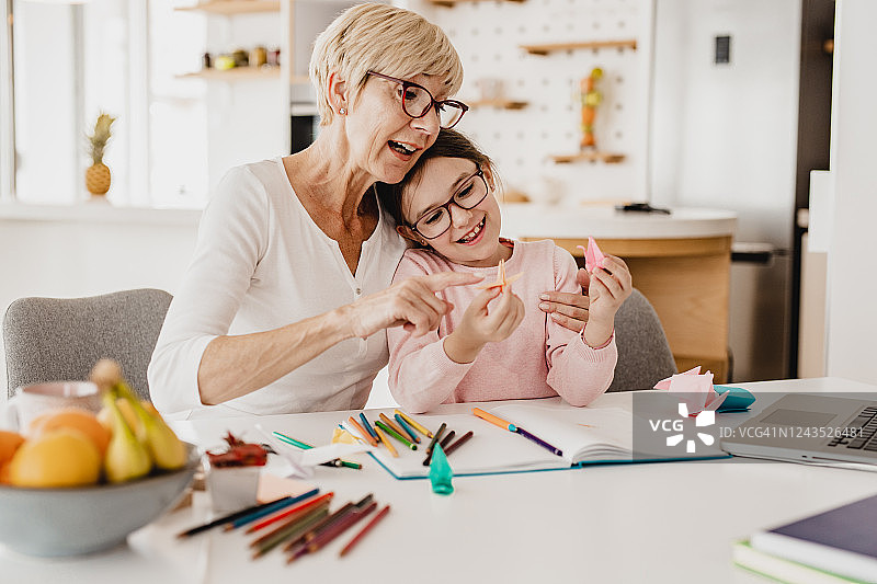 祖母和孙女在桌旁玩耍图片素材