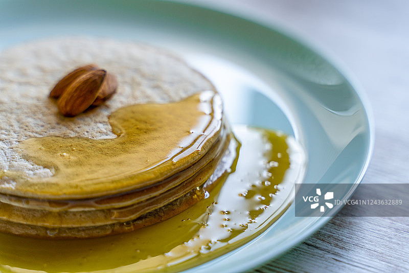 堆叠的蜂蜜杏仁薄煎饼图片素材