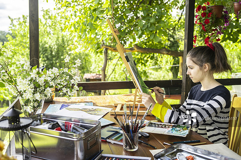 写生中的学生：山水彩绘画图片素材