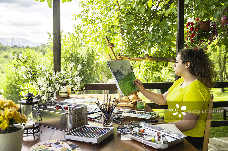 写生中的学生：山水彩绘画图片素材