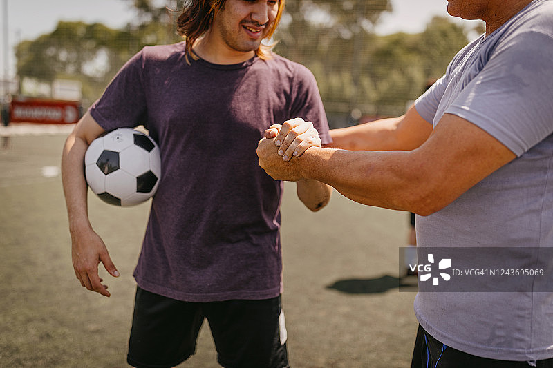 握手的足球运动员图片素材