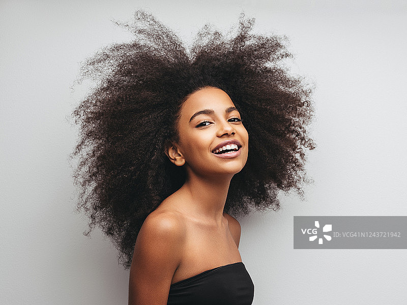 漂亮的卷发女孩图片素材