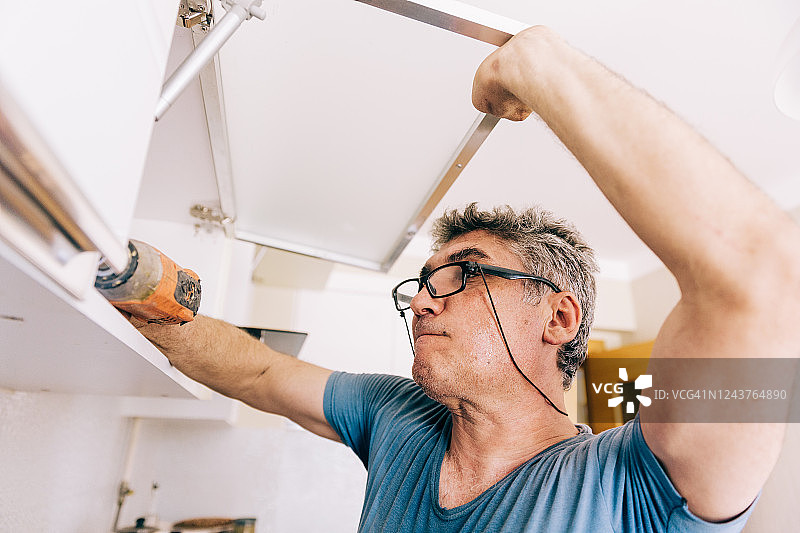 维修人员修理橱柜图片素材