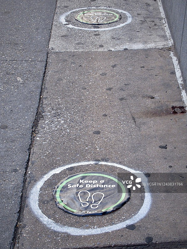 新冠疫情期间贴在人行道上的信息标牌图片素材