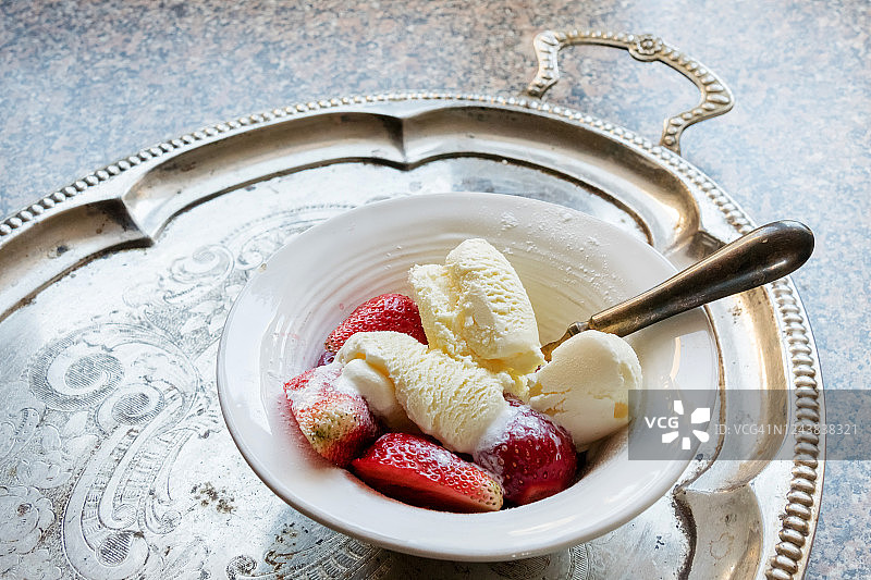 草莓冰淇淋碗图片素材