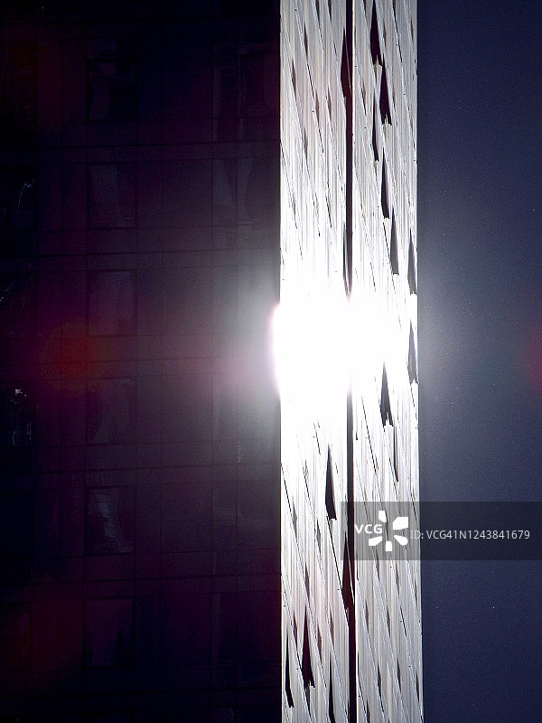 现代金属玻璃摩天大楼特写图片素材