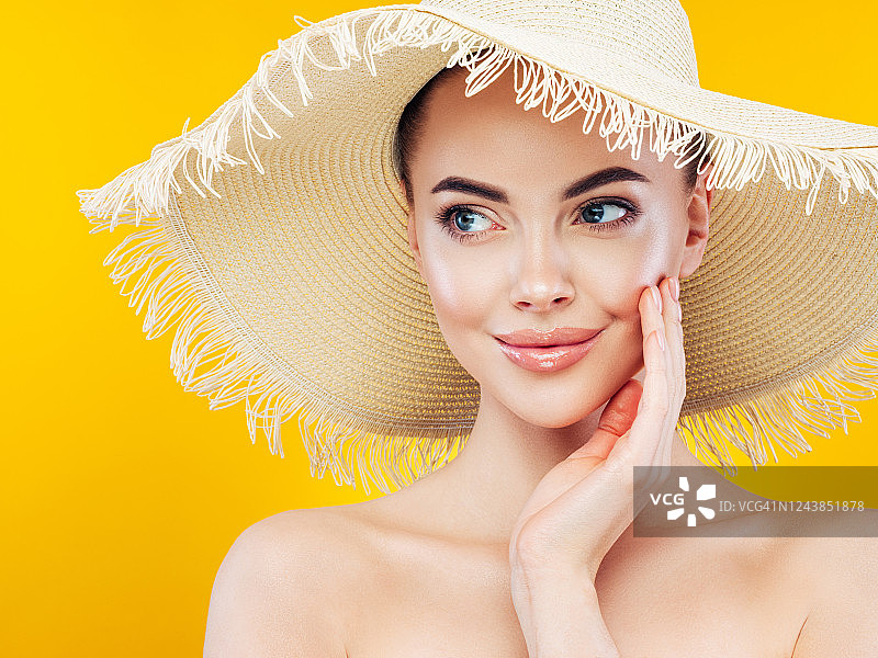 戴帽子的年轻女子肖像图片素材