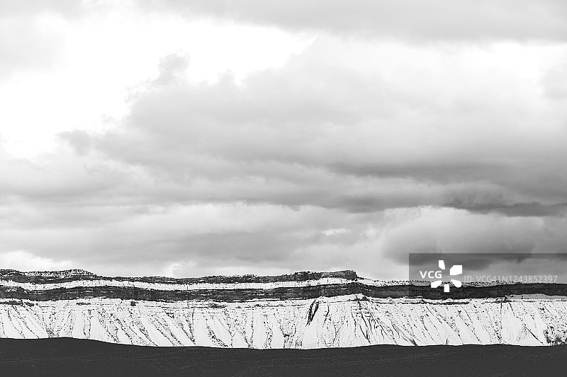 阴沉冬日Bookcliff山脉的黑白自然风光图片素材