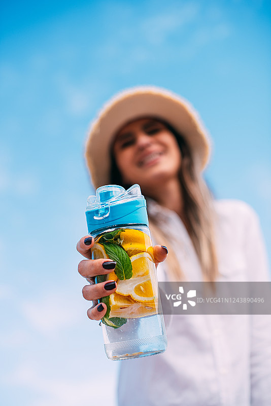 喝排毒水的可爱女人图片素材