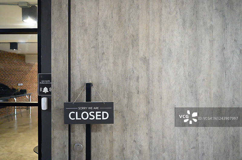 木门上悬挂的暂停营业告示图片素材