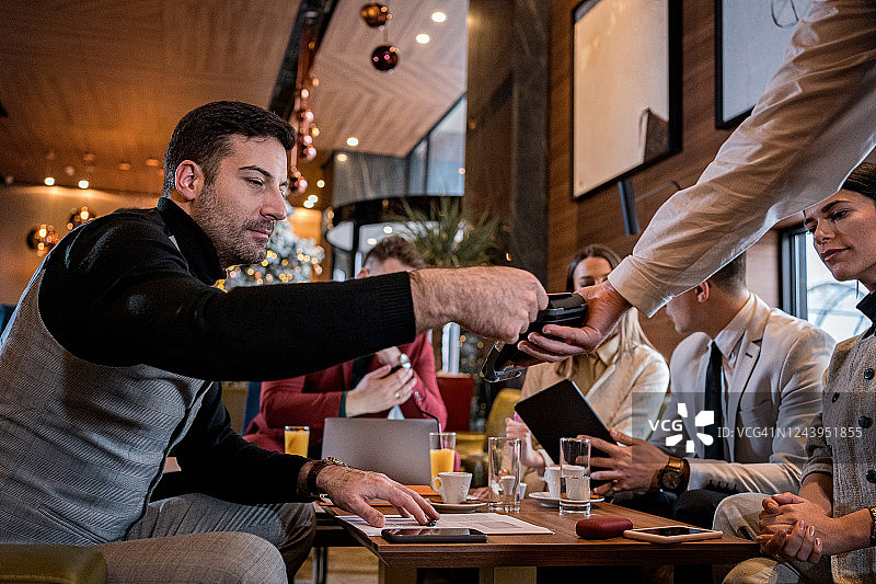 老板以现代方式支付账单图片素材