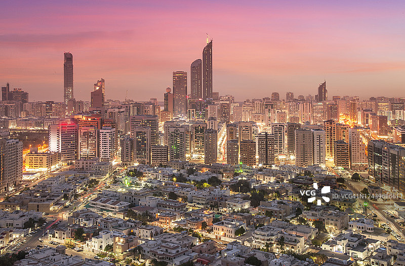 阿布扎比的传统房屋和现代摩天大楼图片素材