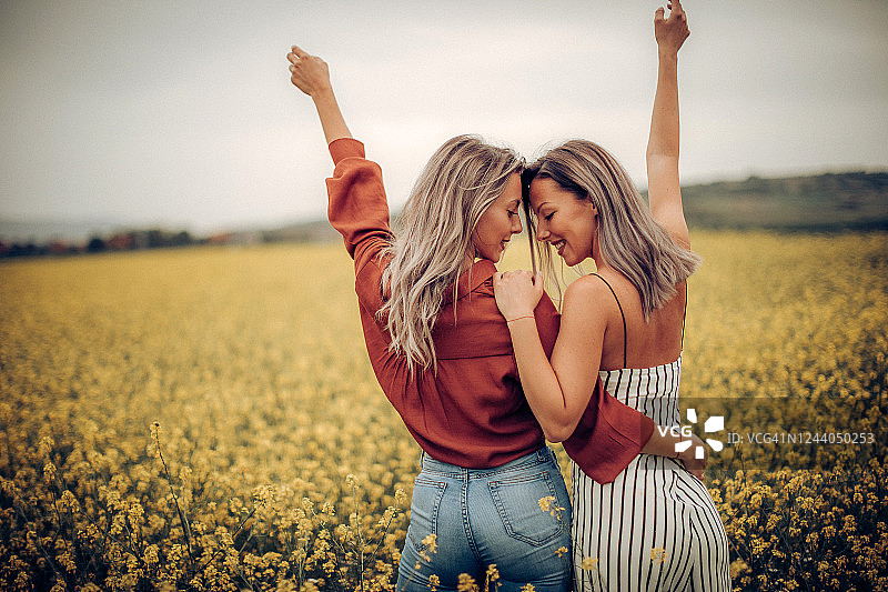 花田里的姐妹情图片素材