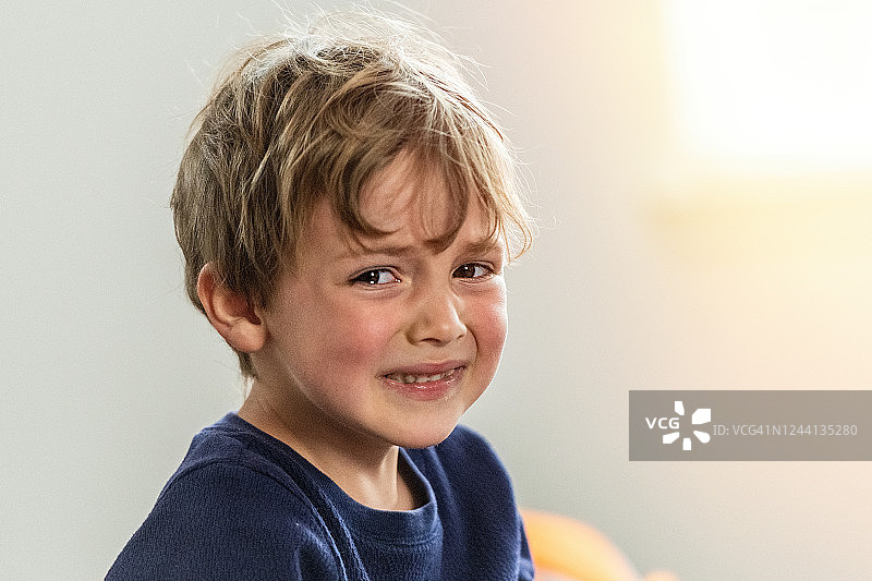 哭着看着镜头的男孩图片素材