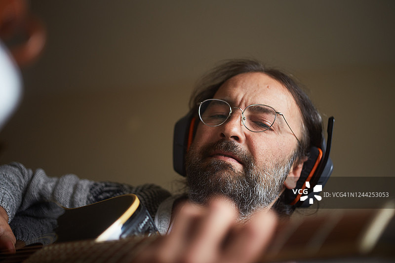 男子在家用便携设备录音特写图片素材