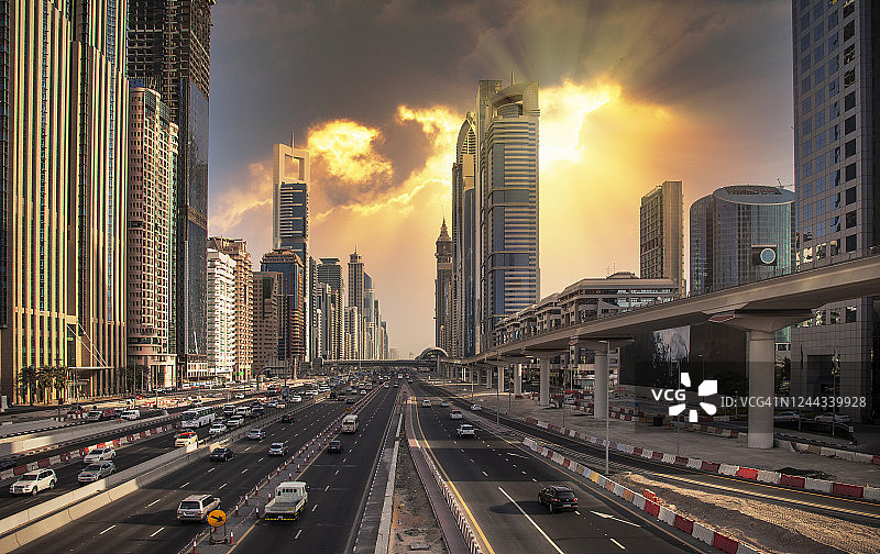 黄昏时分高楼大厦间的车流图片素材