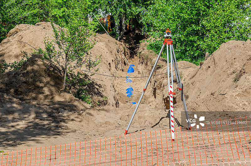 带有塑料管和经纬仪的沟槽图片素材