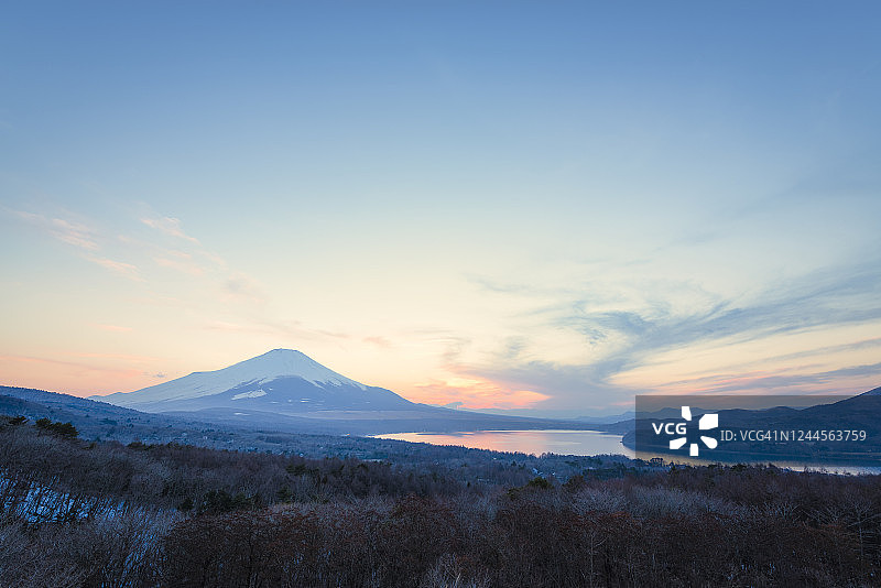 日落时分的山中湖富士山图片素材