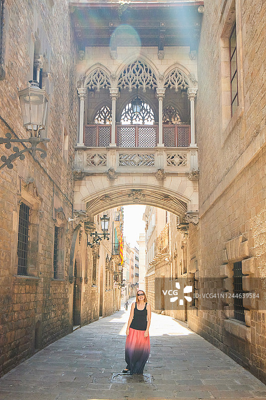在西班牙巴塞罗那哥特区，一位女士走过主教桥图片素材