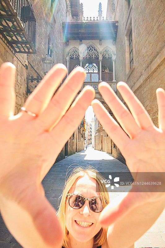 在西班牙巴塞罗那哥特区，一位女士走过主教桥图片素材