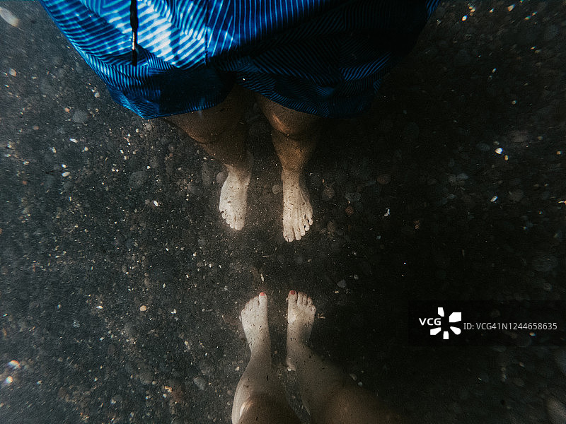 海边情侣自拍图片素材