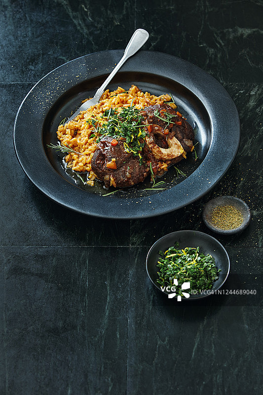 配奶油藏红花烩饭和格雷莫拉塔的传统意大利烩牛膝图片素材