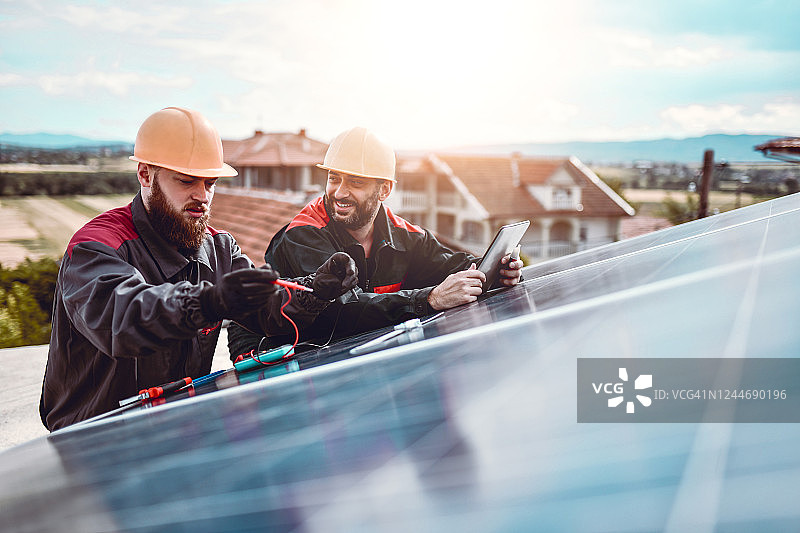 检查太阳能电池板电阻的男人图片素材