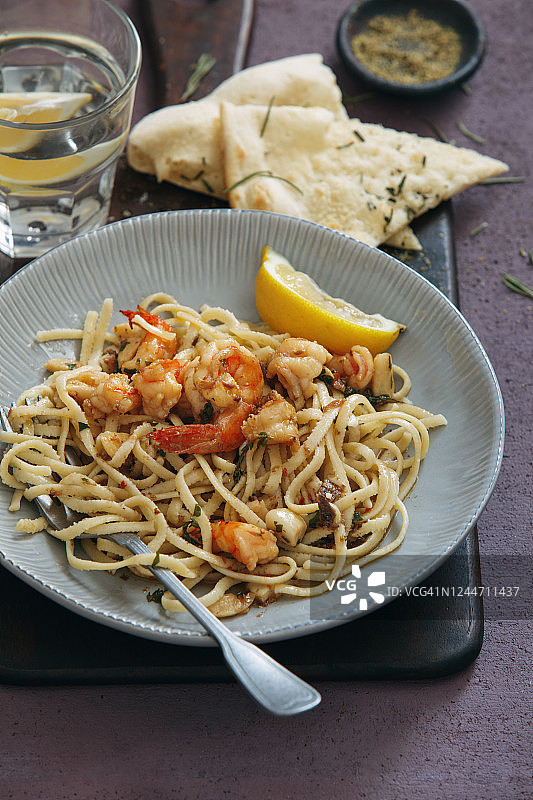 蒜蓉黄油虾仁扁面条图片素材