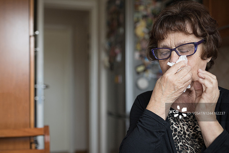 不满的女人看着桌子上的笔记本图片素材