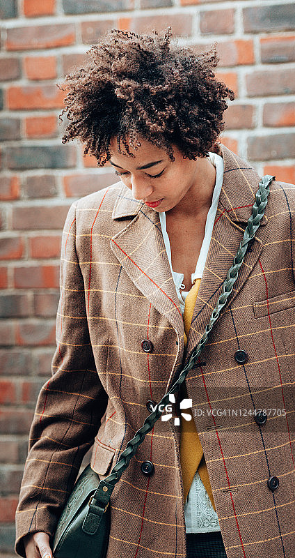 街头的非裔女性肖像图片素材