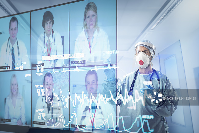 疫情期间医生在重症监护室参加视频会议图片素材