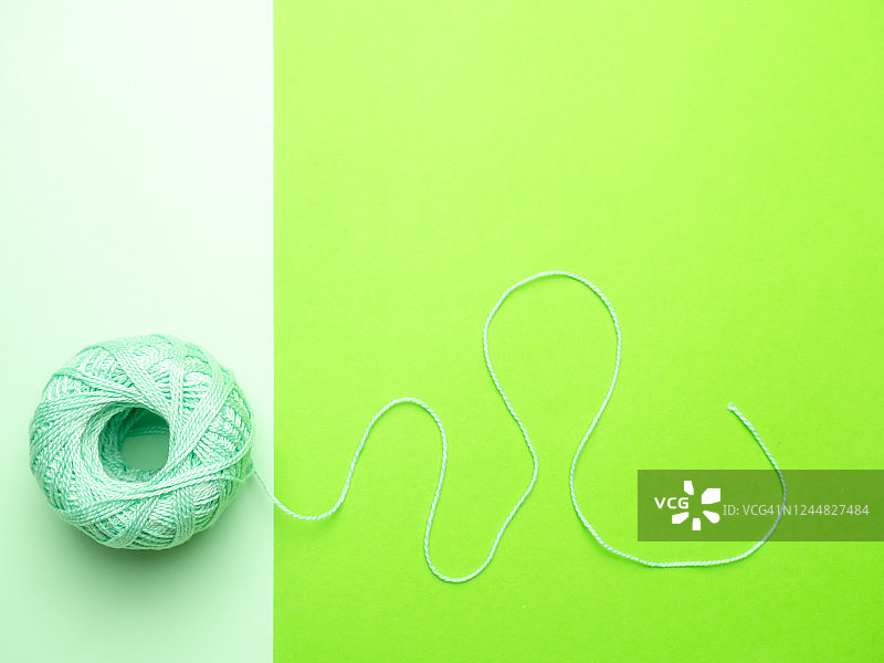 绿色背景下的绿色线团图片素材