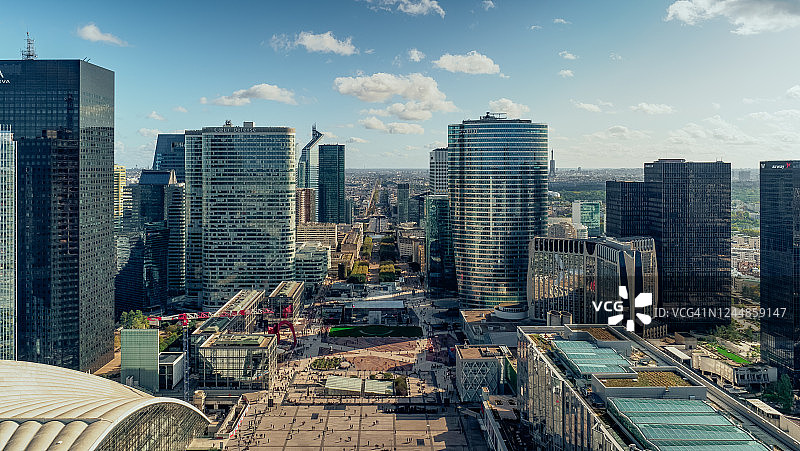 法国巴黎航拍：拉德芳斯、戴高乐大道与凯旋门图片素材