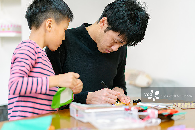 一家人在家一起做手工。图片素材