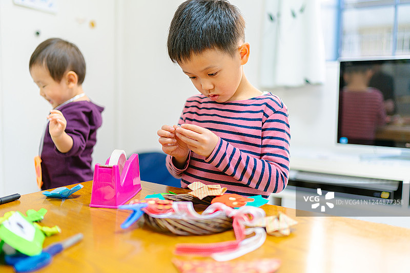 一家人在家一起做手工。图片素材
