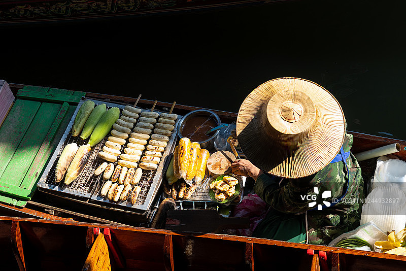 泰国水上市场上的长尾船图片素材