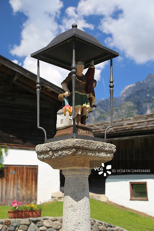 村庄里的宗教人物雕像图片素材