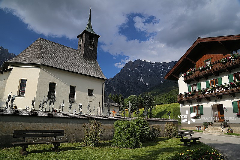 教堂与当地民居图片素材