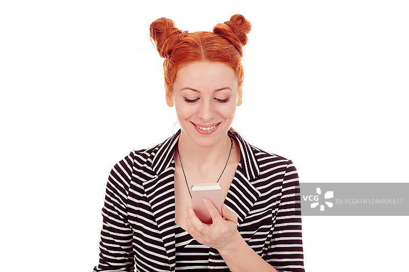 30多岁的漂亮女人拿着手机微笑图片素材