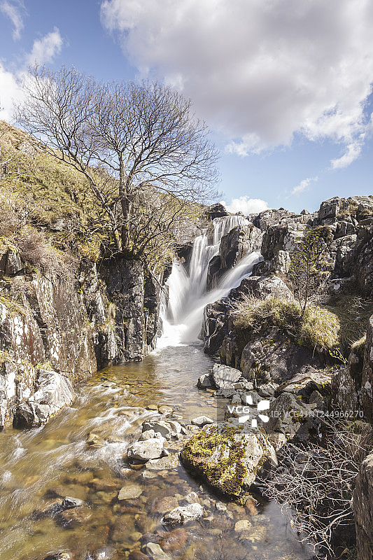 英国苏格兰边境塔拉水库附近的瀑布图片素材